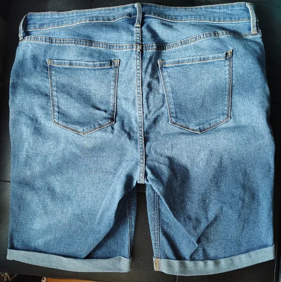 Old Navy Bermuda Medium Wash Antonella Shorts - Picture 2 of 5